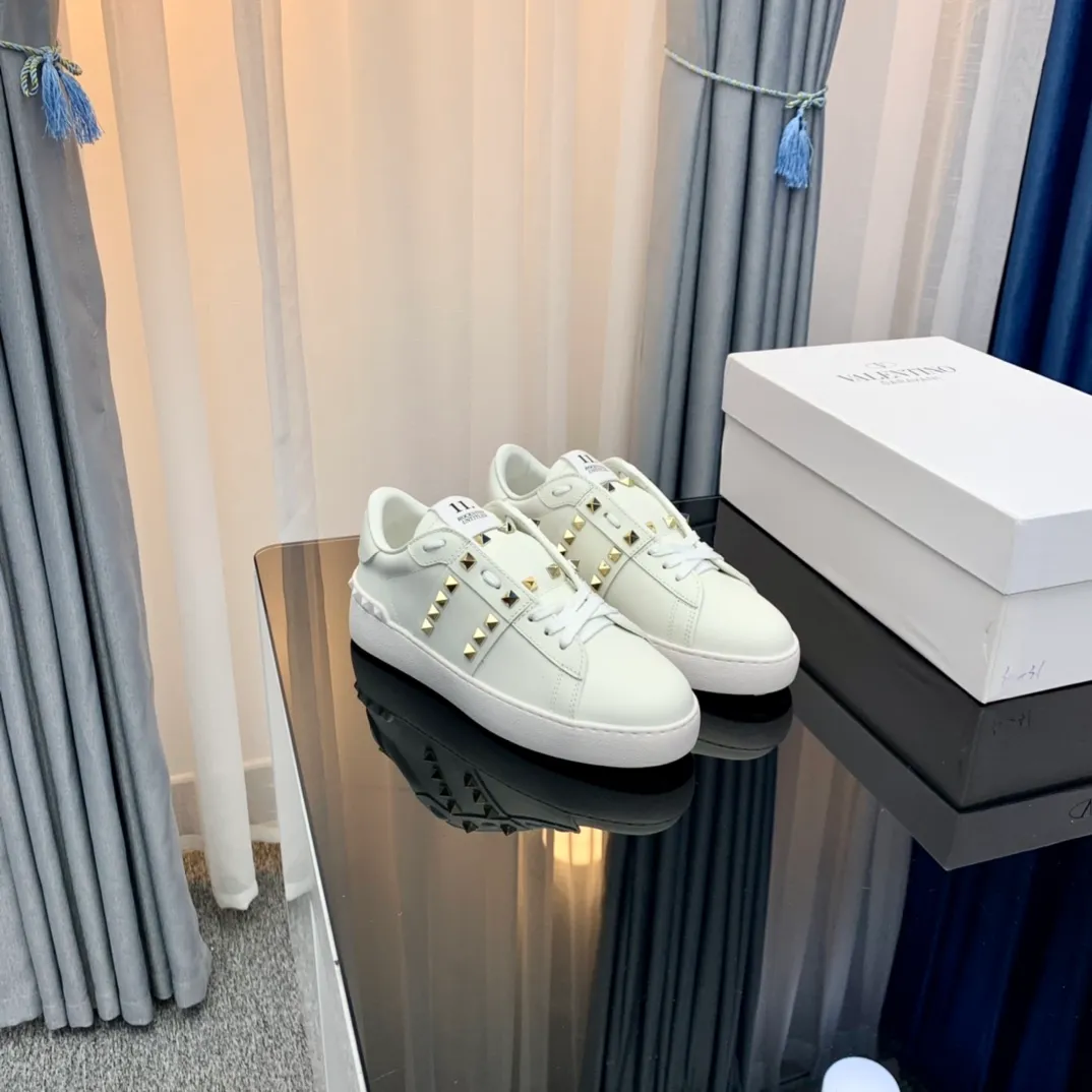 👟👟Ex-factory price 480👟👟 Women's Shoes Women's Clothing VALENTINO Valentino sneakers 21ss new letter sneakers white shoes lace-up sneakers Zhang Yixing's same rivet lace-up casual shoes sneakers The highest version on the market! All details are consistent with the original version. Buy the original 1:1 replica. Material: Original imported pebbled cowhide with VT original webbing. 3D printed color pattern. Inner lining: Imported cowhide lining. Cowhide foot pads. Outsole: exclusive molded T👟👟factory price U wear-resistant outsole. Strap: with rubber texture VLTN LOGO. Insole: genuine consistent rubber insole. Original box and full set of original packaging. Size: 35-40 (41🉑️Customized, non-refundable) 38-44 (45🉑️Customized, non-refundable)
